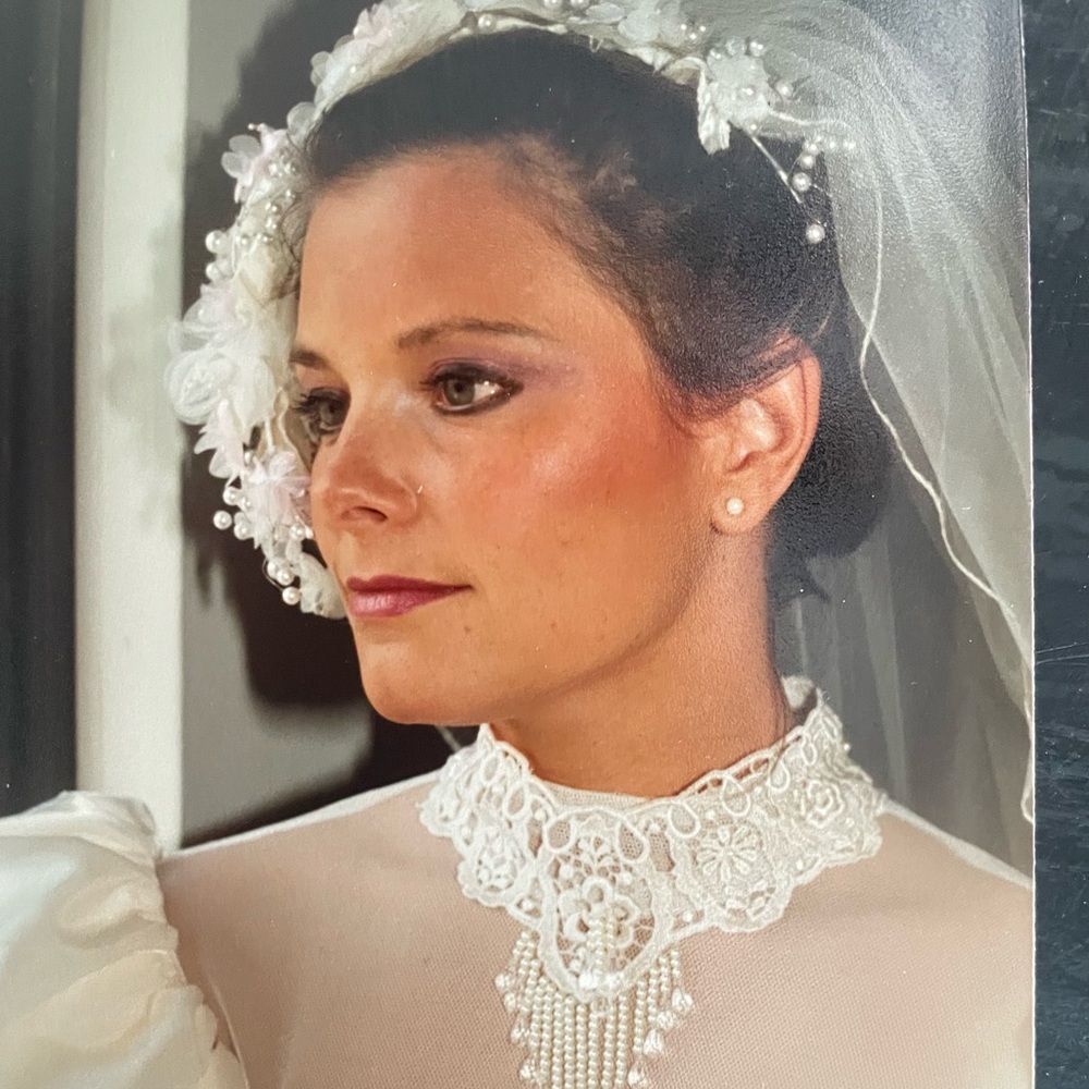 Beautiful original wedding dress!  Magnificent. Open low back netting.